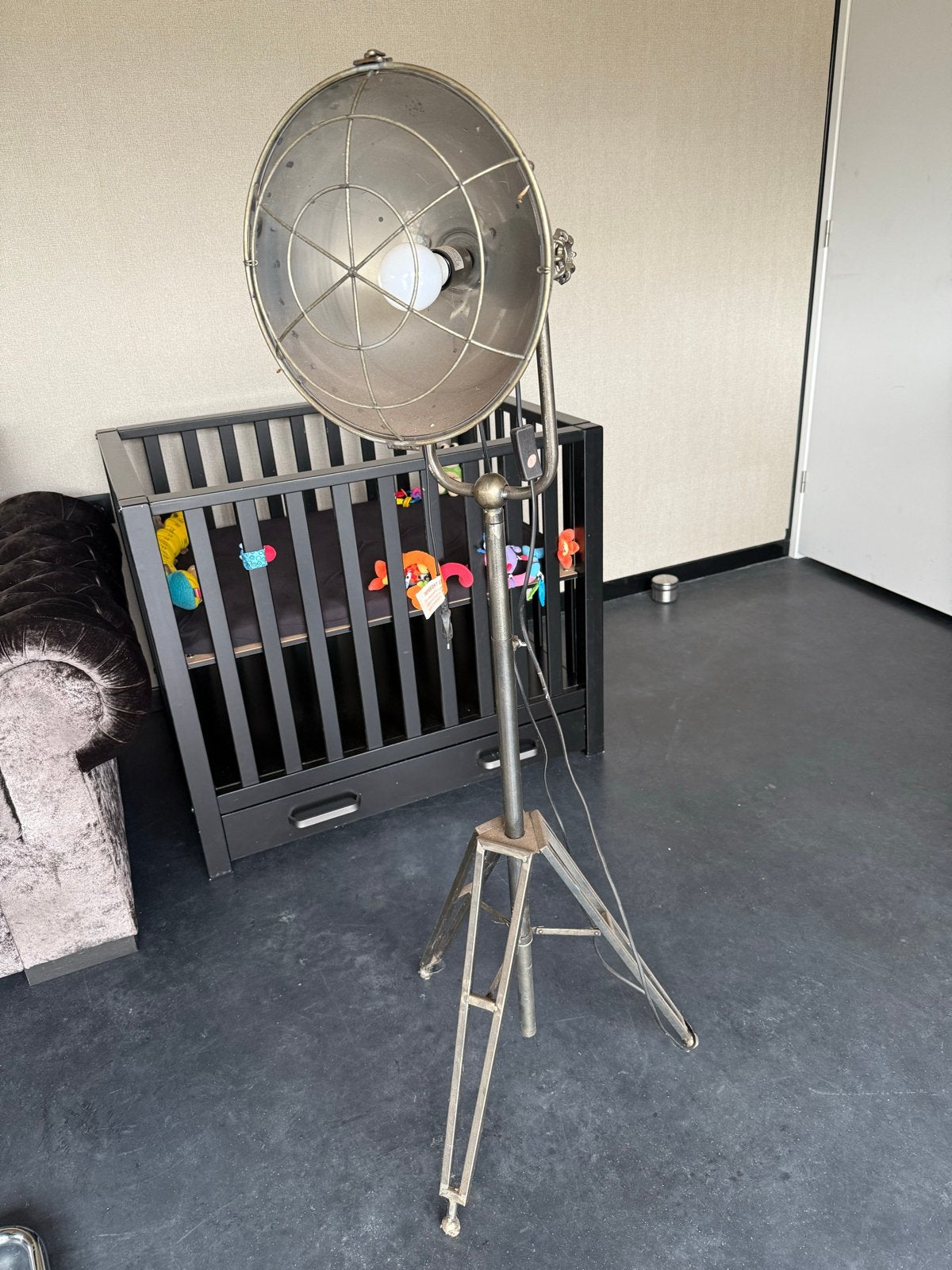 Gratis: Industriële Vloerlamp op Statief - Vintage Stijl, Huis en Inrichting, Lampen | Vloerlampen, Ophalen, Gebruikt, Metaal