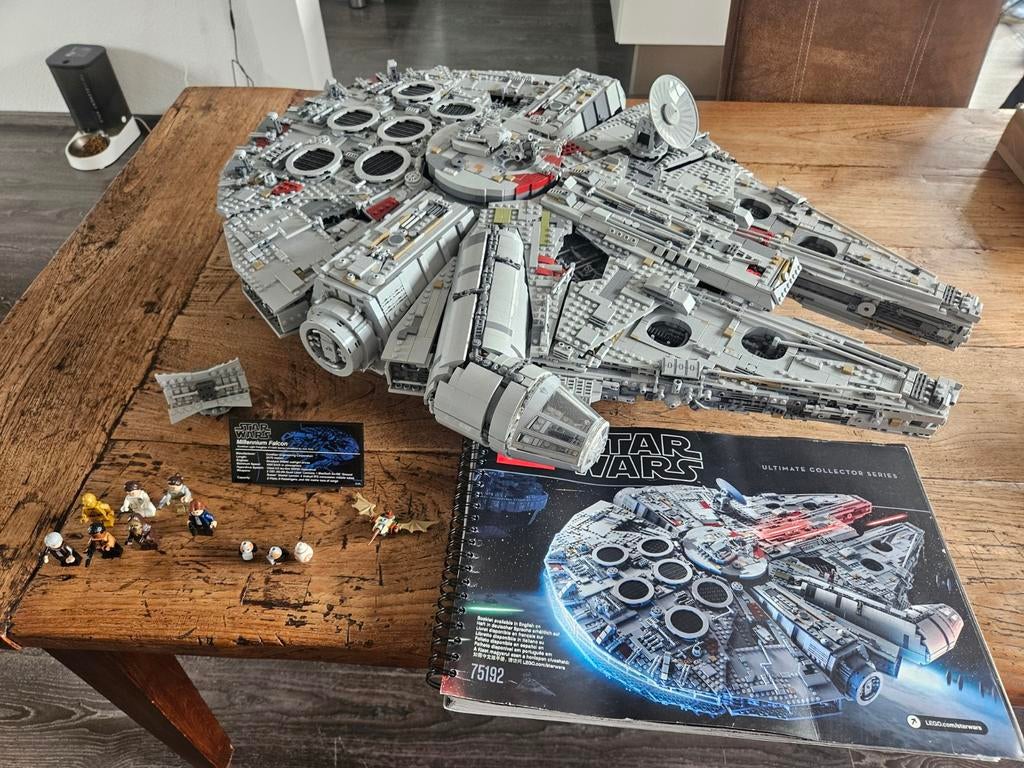 Lego Millennium Falcon 75192 UCS - Compleet met doos en boek, Ophalen of Verzenden, Zo goed als nieuw