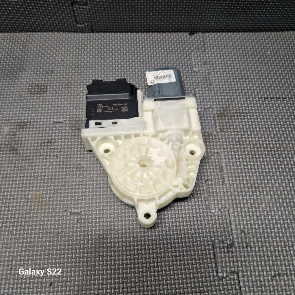 VOLKSWAGEN PASSAT B7 RAAMMOTOR LINKS ACHTER / 3C0959703, Gebruikt, Volkswagen, Volkswagen AG, Berliner Ring 2, 38440 Wolfsburg, Deutschland