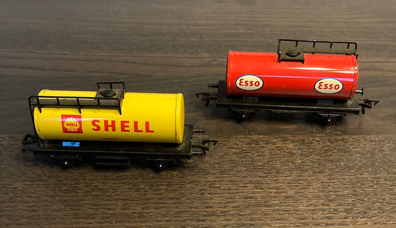 Vintage Fleischmann W-Germany Esso en Shell tankwagon, Hobby en Vrije tijd, Modeltreinen | H0, Gebruikt, Gelijkstroom, Fleischmann