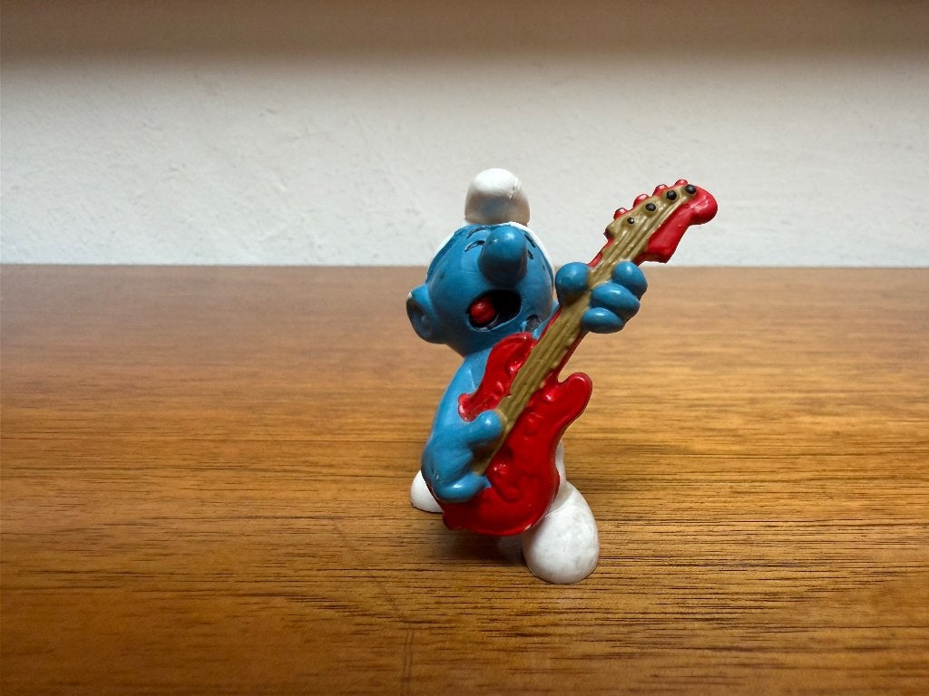 Smurf met gitaar - rode gitaar – bruine snaren, Verzamelen, Smurfen, Ophalen of Verzenden, Gebruikt, Overige Smurfen, Poppetje, Figuurtje of Knuffel
