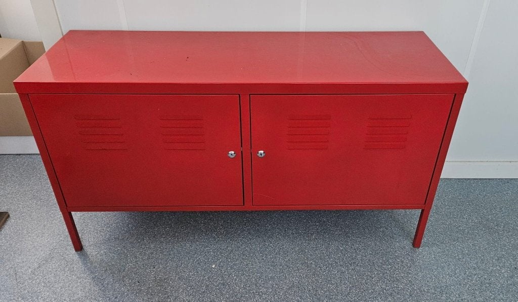 IKEA PS Kast Rood –Metalen Lockerkast/Tv-meubel met sleutels, Huis en Inrichting, Kasten | Lockerkasten, Ophalen, Zo goed als nieuw
