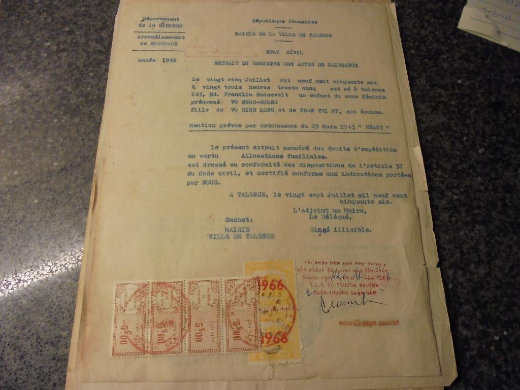Vietnam.  Frans document geboorteakte met con niem zegels, Ophalen of Verzenden, Buitenland