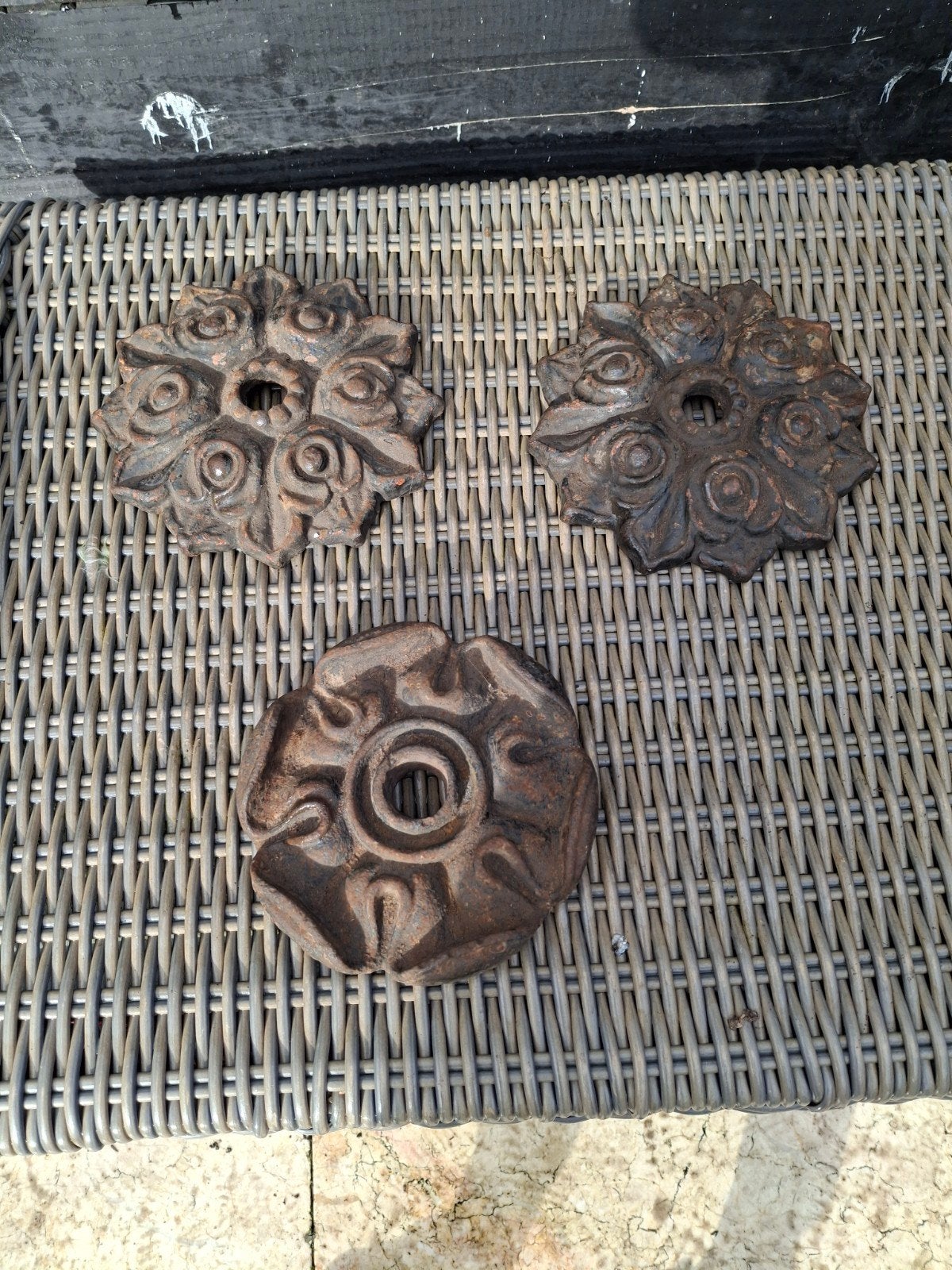 Set van 3 Antieke Gietijzeren Rozetten, Ophalen