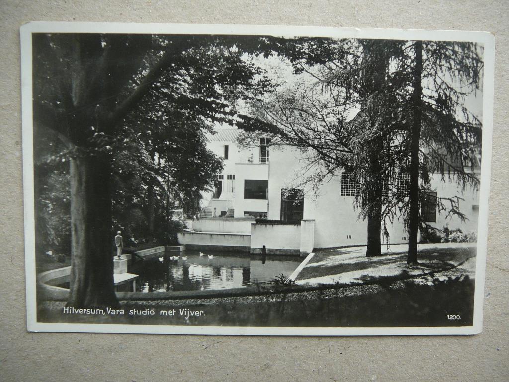 Hilversum.  VARA studio met vijver., Verzamelen, Ophalen of Verzenden, 1920 tot 1940, Gelopen, Noord-Holland
