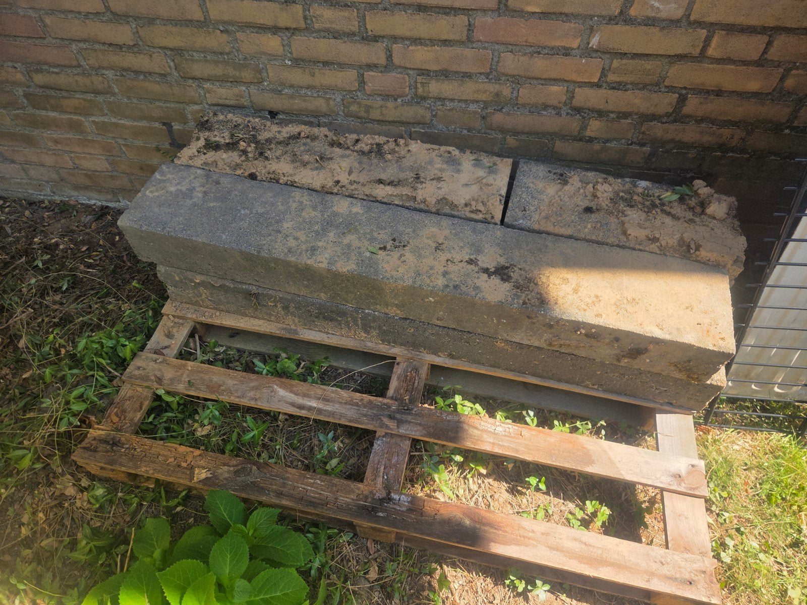 Betonnen opsluitbanden 12 hele, 4 gebroken. 120x20x12 (lxbxh, Doe-het-zelf en Verbouw, Metselstenen, Ophalen, Gebruikt, Beton