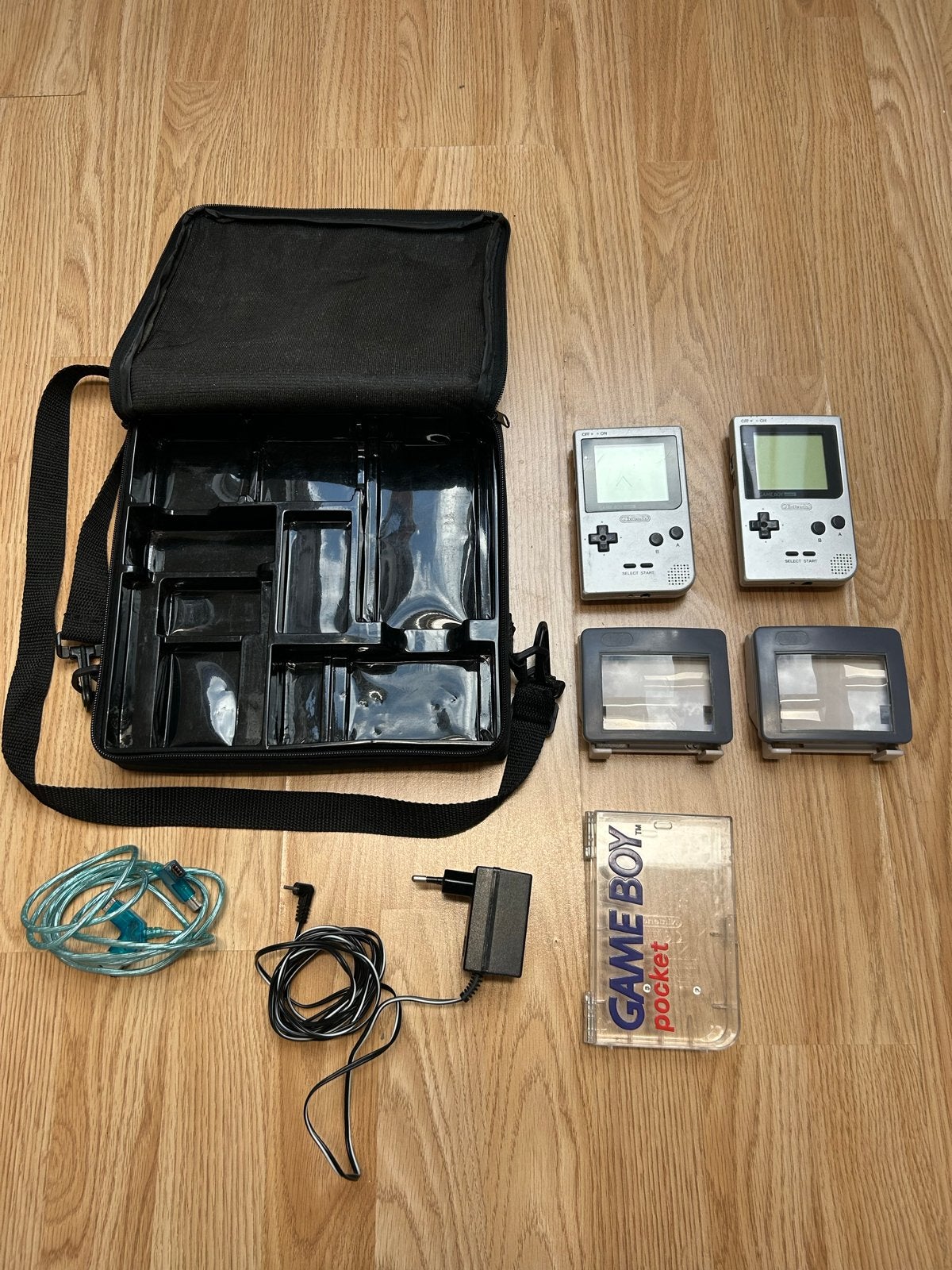 2x Nintendo Game Boy Pocket + accessoires, Ophalen of Verzenden, Gebruikt, Game Boy Pocket, Met beschermhoes of tas
