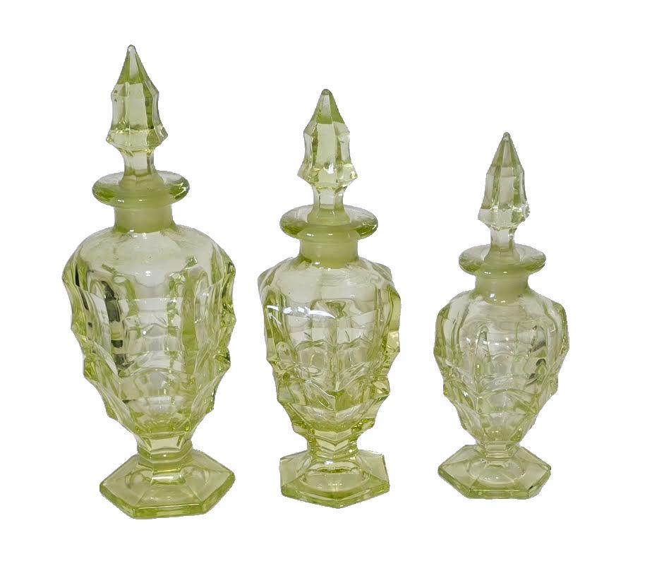 Antieke Parfumflessen in Uranium glas., Antiek en Kunst, Antiek | Glas en Kristal, Ophalen of Verzenden