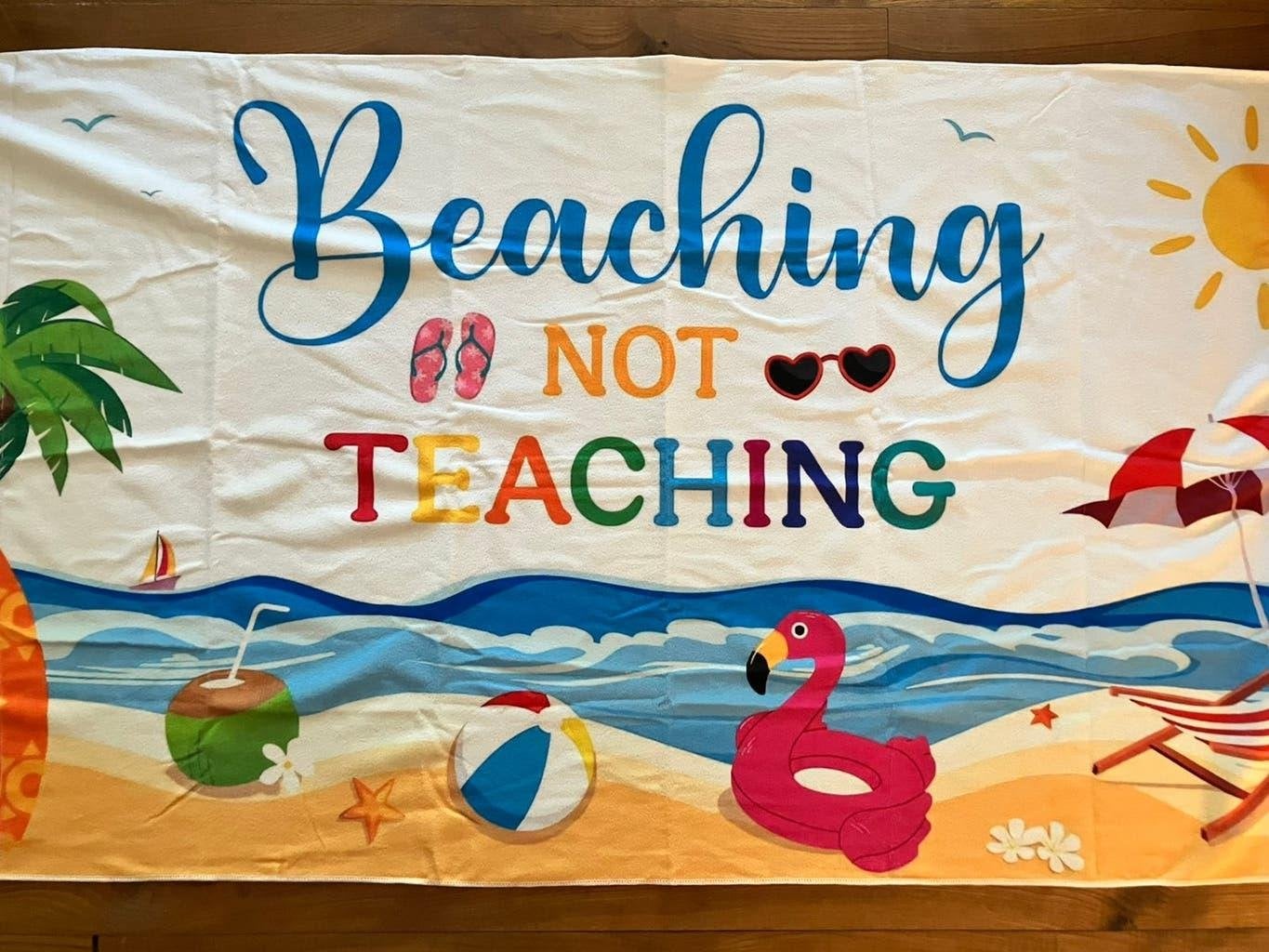 Strandlaken Beaching not Teaching, leuk juf/meester cadeau, Ophalen, Nieuw, Handdoek