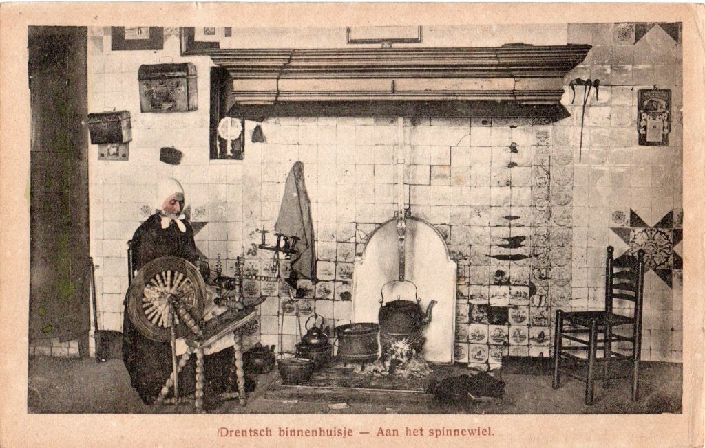 Drentsch binnenhuisje met Boerin aan het Spinnewiel. 7061, Verzenden, 1920 tot 1940, Gelopen, Drenthe