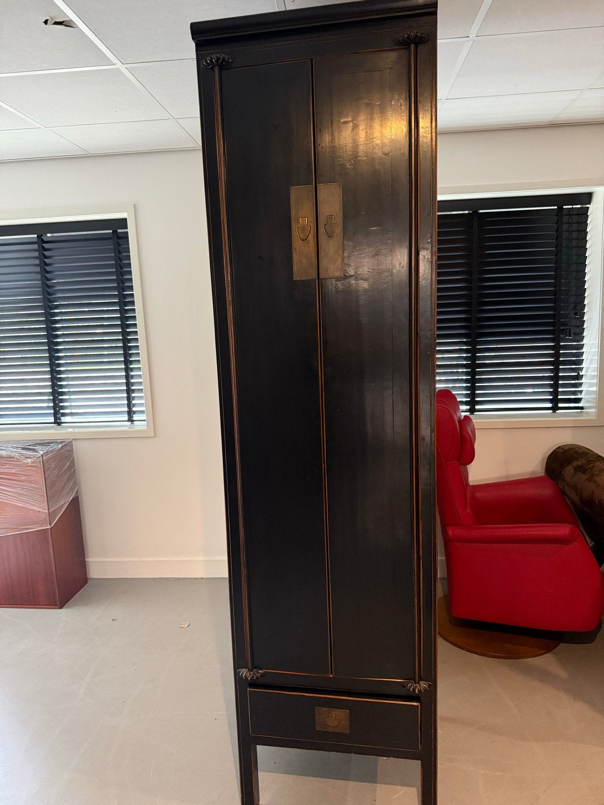 Zwarte Chinese kast met messing beslag, Antiek en Kunst, Ophalen of Verzenden