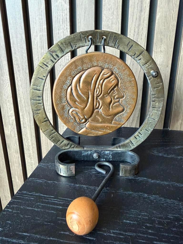 Antieke Bretonse dinergong – Bigoudène vrouw in koper, Antiek en Kunst, Ophalen of Verzenden
