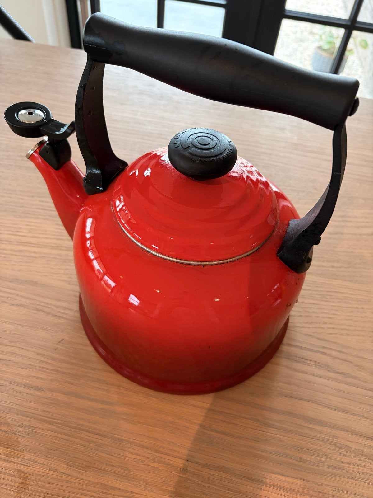 Le Creuset fluitketel rood - in goede staat!, Witgoed en Apparatuur, 2 liter of meer, Ophalen of Verzenden, Zo goed als nieuw