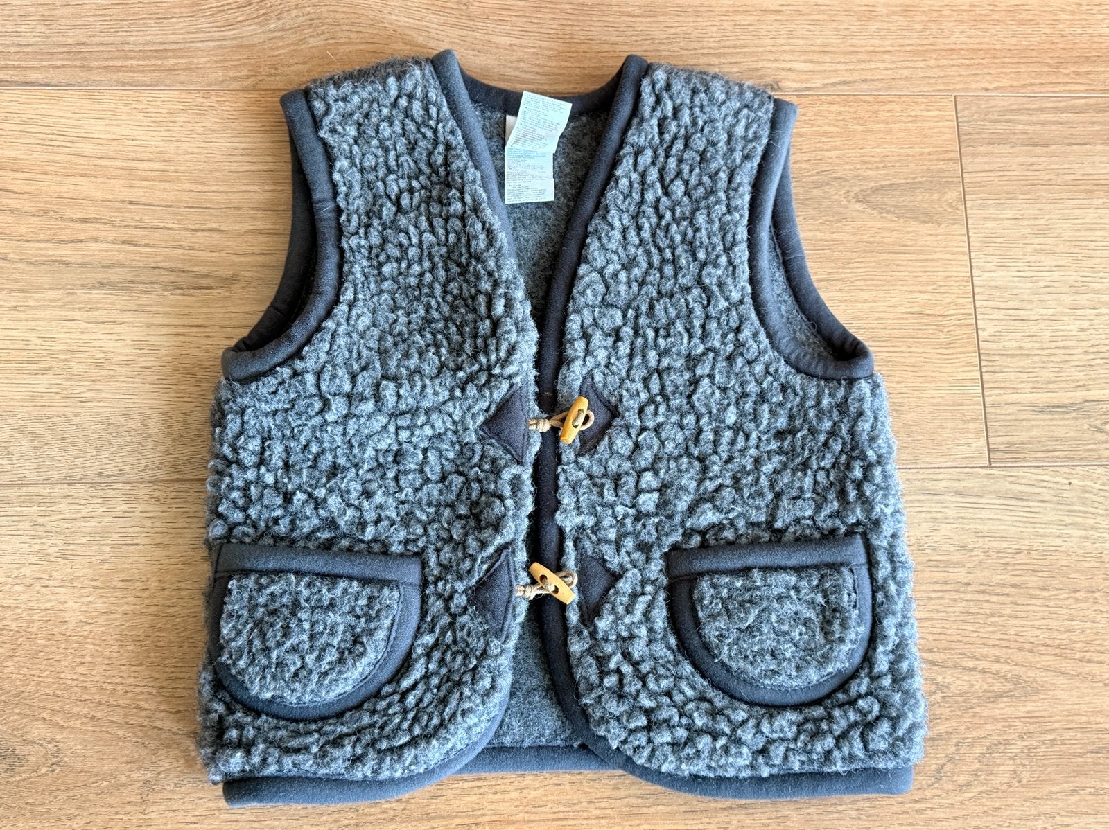 Alwero gilet M 122/128 ZGAN, Ophalen of Verzenden, Zo goed als nieuw, Jongen, Trui of Vest