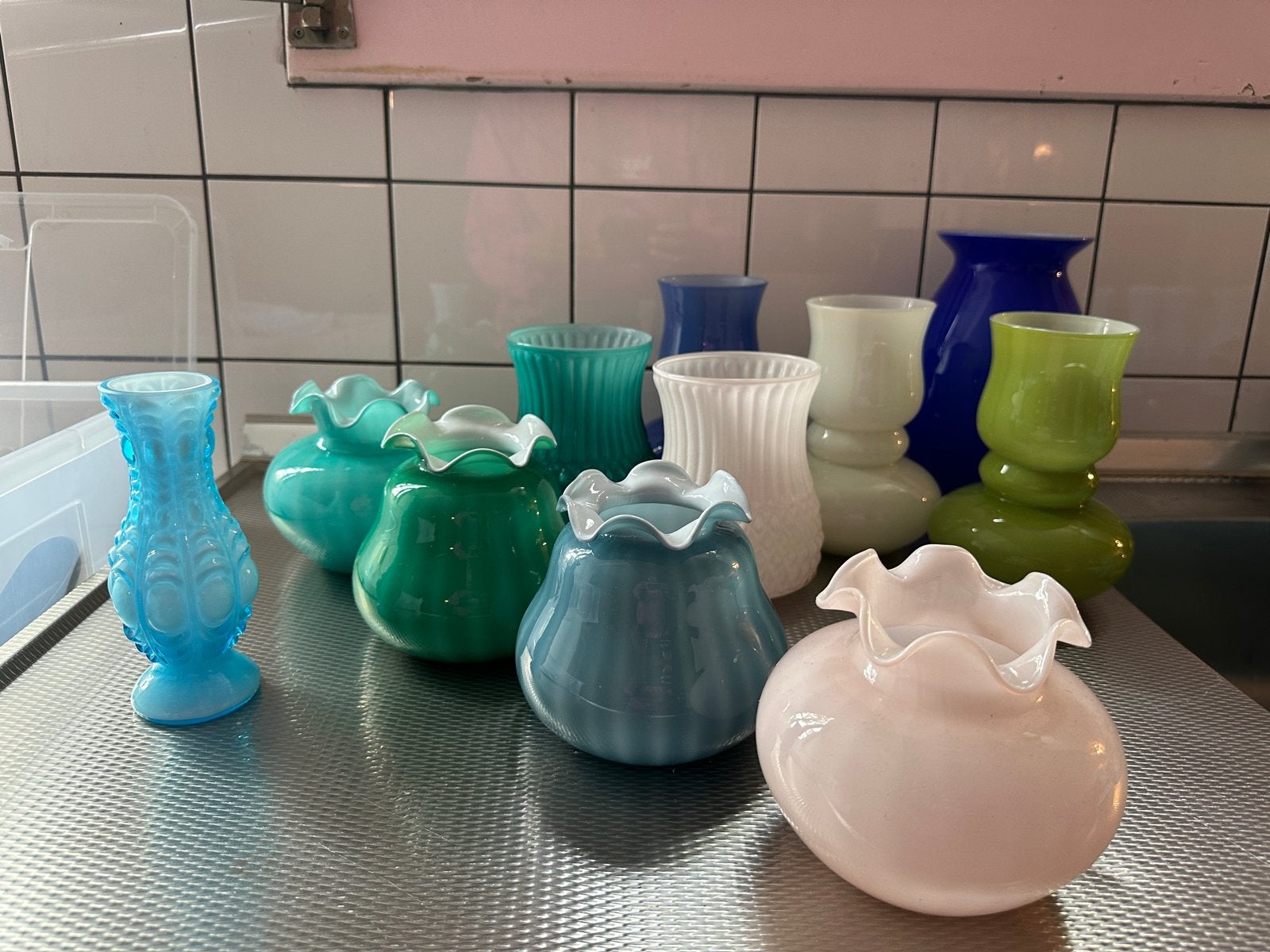 Grote partij van 190 vazen in diverse formaten en kleuren, Ophalen, Blauw, Glas, Minder dan 50 cm