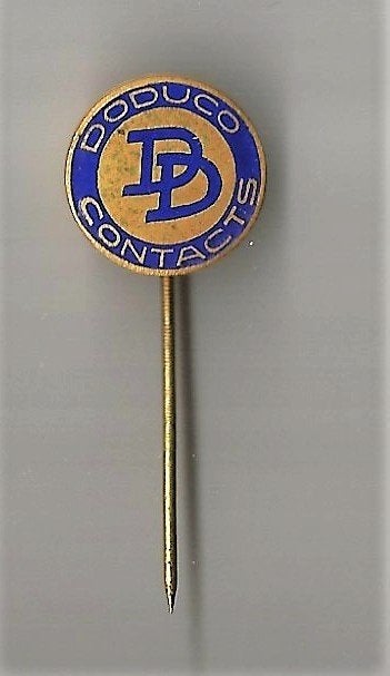 mooie emaille speld DODUCO CONTACTS, Ophalen of Verzenden, Overige onderwerpen, Speldje of Pin