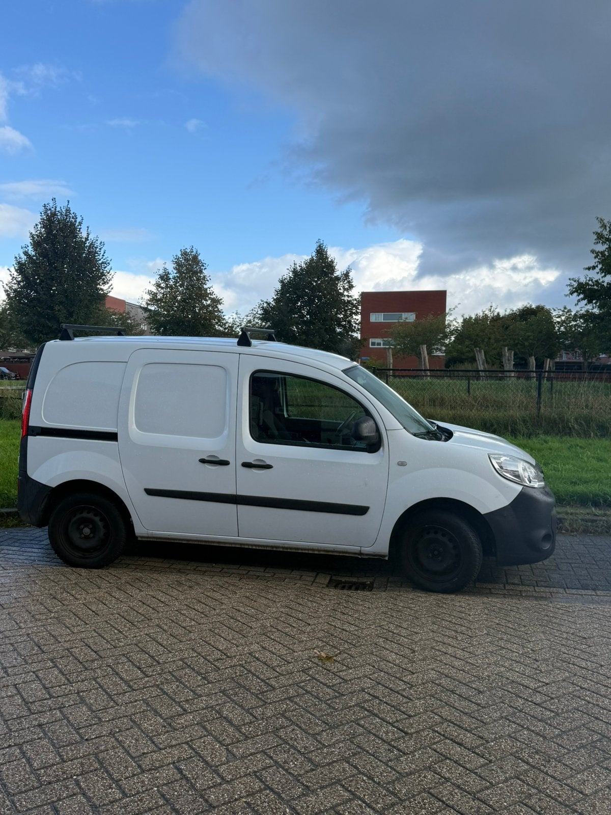 Koerier met Renalut Kangoo