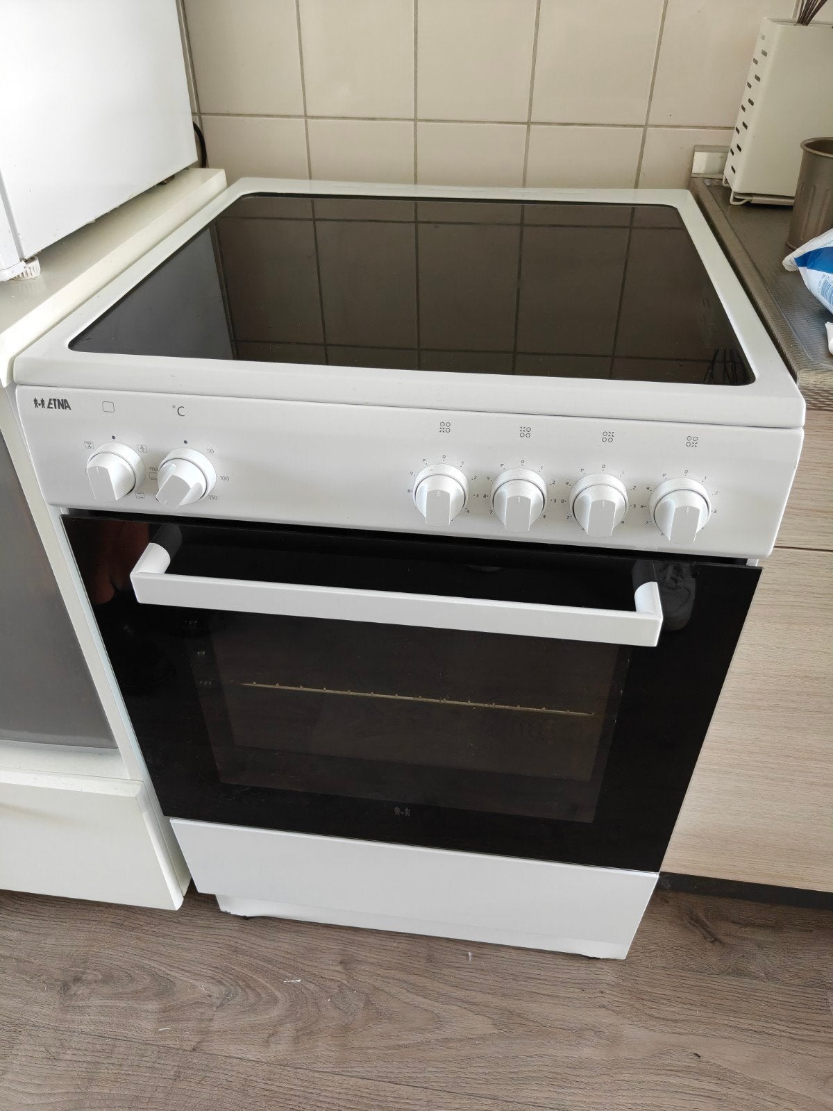 ETNA FIV560 Vrijstaand Elektrisch Fornuis met Oven, Ophalen, 4 kookzones, Zo goed als nieuw, 85 tot 90 cm
