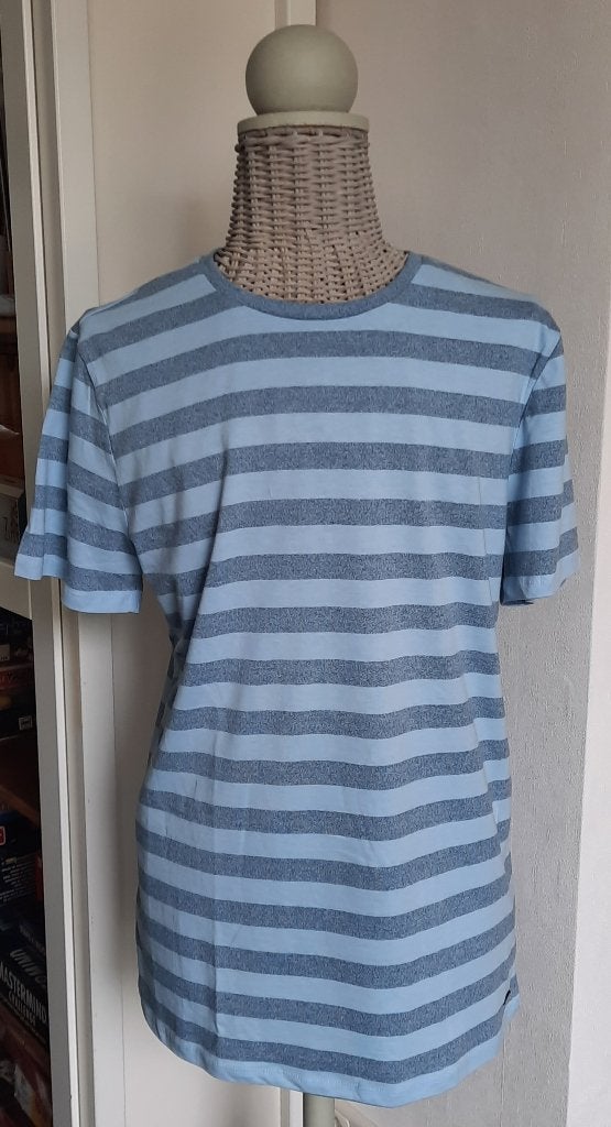 T-shirt Required smart casual maat M in blauwtinten., Ophalen of Verzenden, Zo goed als nieuw, Required, Maat 48/50 (M)
