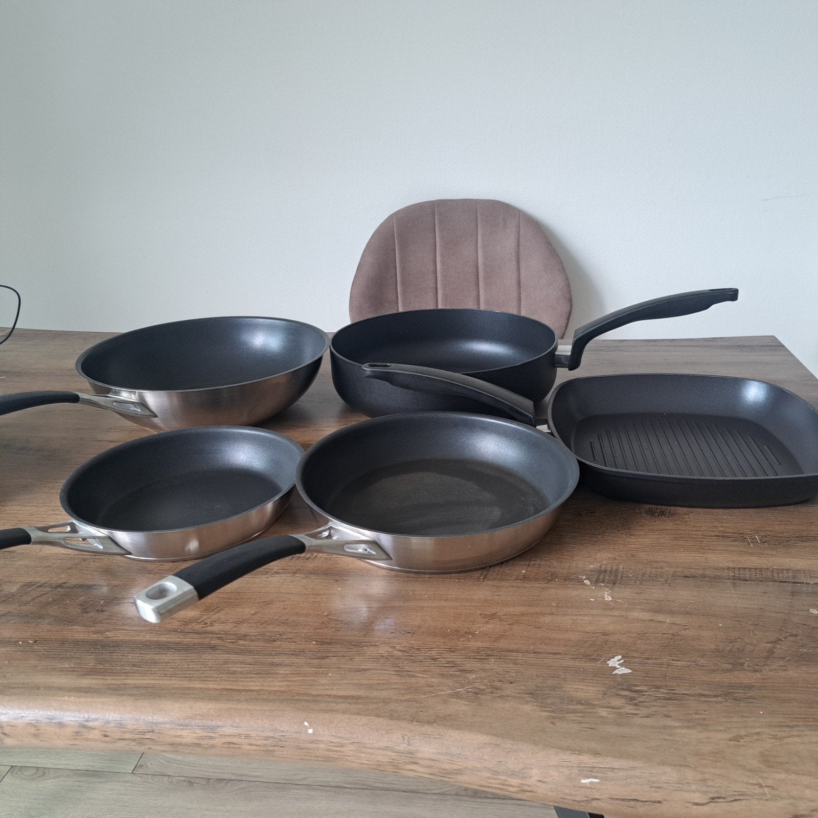 Pannenset: HEMA 2 koekenpannen,braadpan, wokpan en grillpan, Verzenden, Aluminium, Pannenset, Zo goed als nieuw
