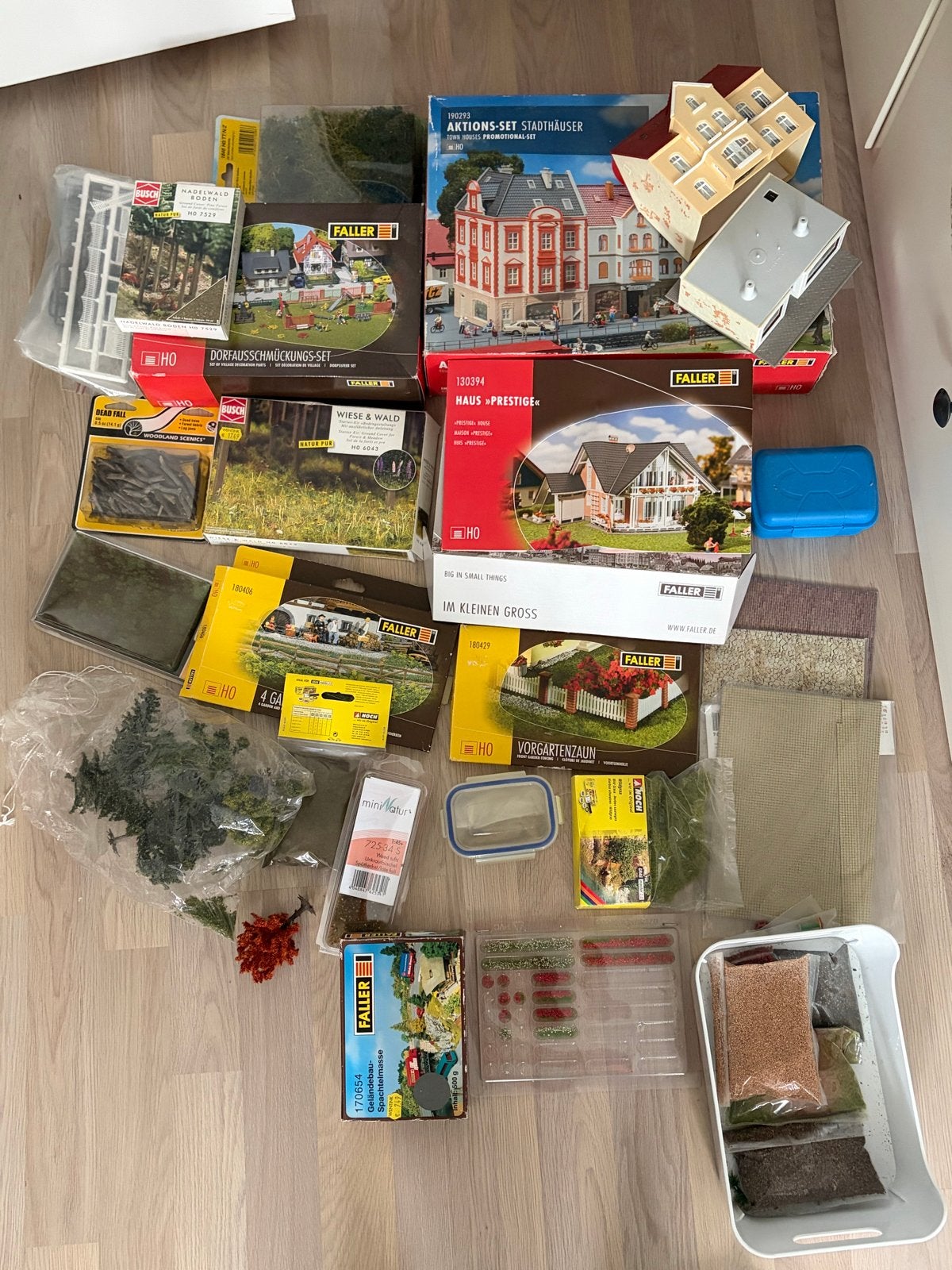 Grote partij modelbouw spullen - Faller, Busch, etc., Gebruikt, Gelijkstroom of Wisselstroom, Brug, Tunnel of Gebouw, Ophalen