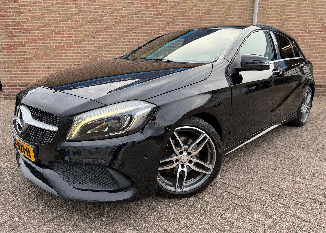 Mercedes A180 Automaat | Camera | LED | Cruise | Nieuwe Apk, Auto's, Zwart, Alcantara, Zwart, Particulier