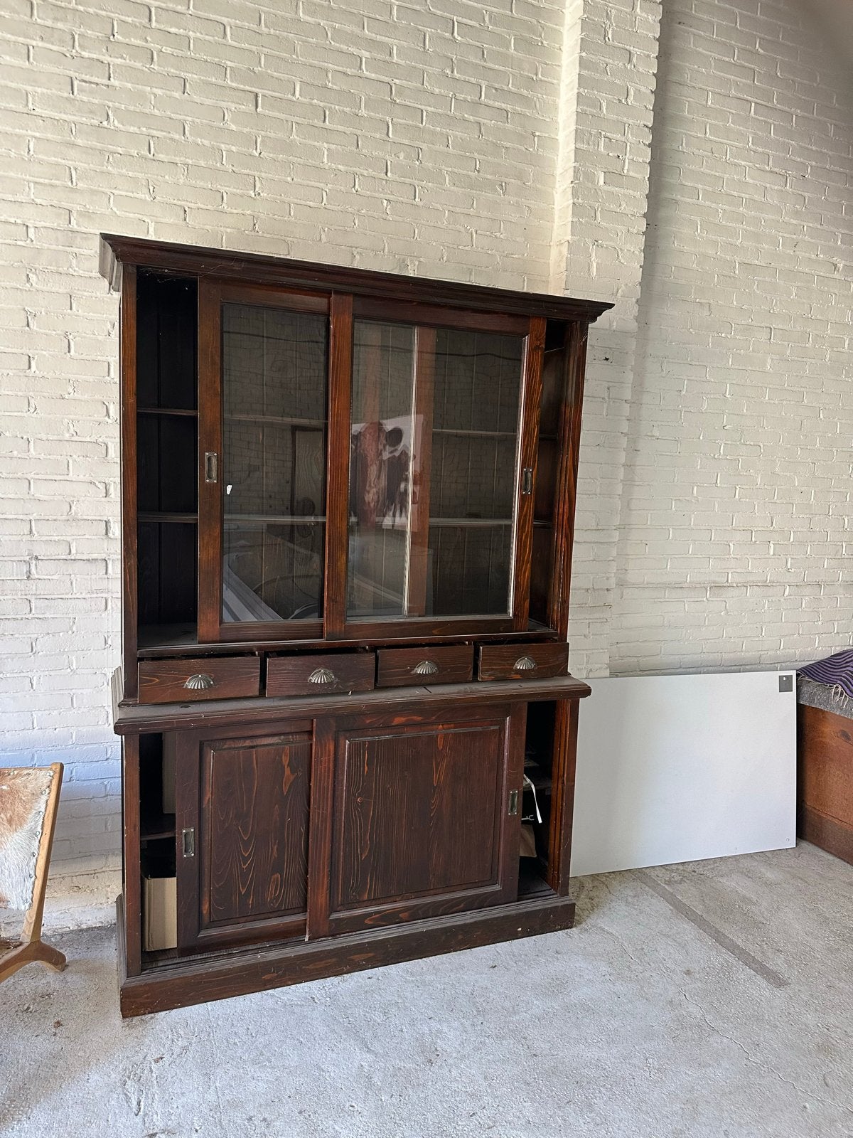 Oude houten kast met glazen schuifdeuren, Antiek en Kunst, Antiek | Meubels | Kasten, Ophalen