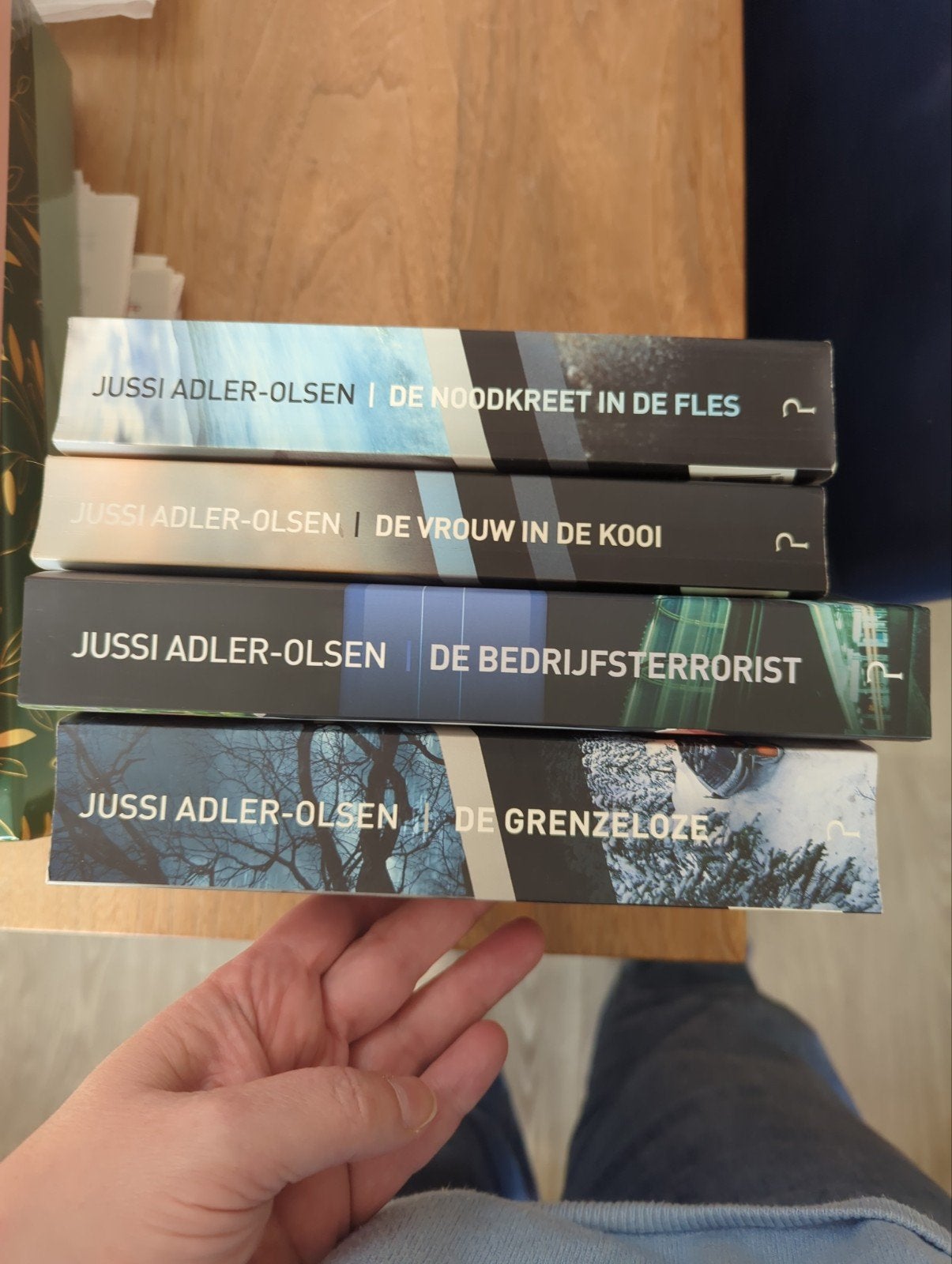 Jussi Adler-Olsen Noodkreet,  Vrouw, De Bedrij, Ophalen of Verzenden, Gelezen, Jussi Adler-Olsen