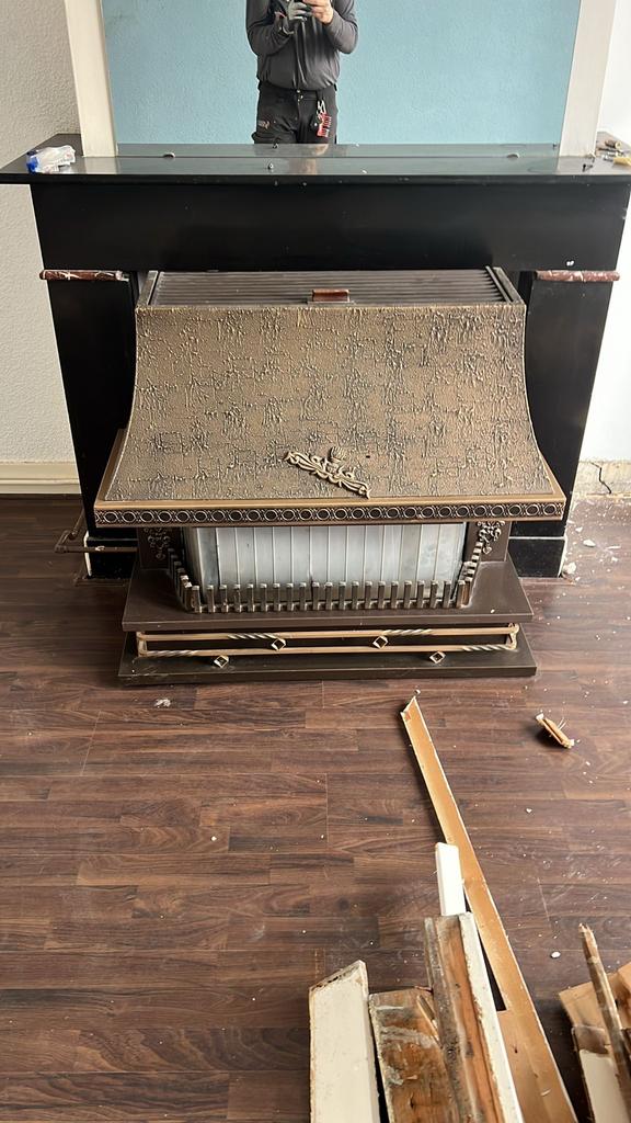 Decoratieve haard met zwart ombouw, Ophalen of Verzenden, Gebruikt, Vrijstaande haard, Overige soorten