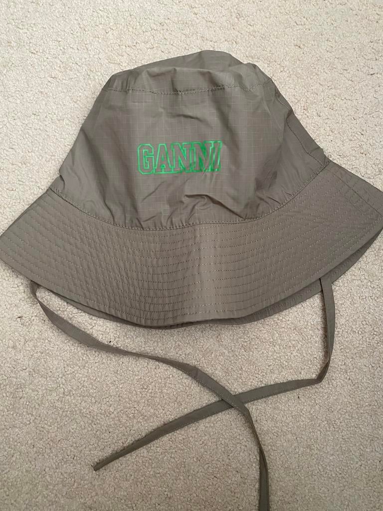 Ganni bucket hat legergroen NIEUW, Ophalen of Verzenden, Nieuw