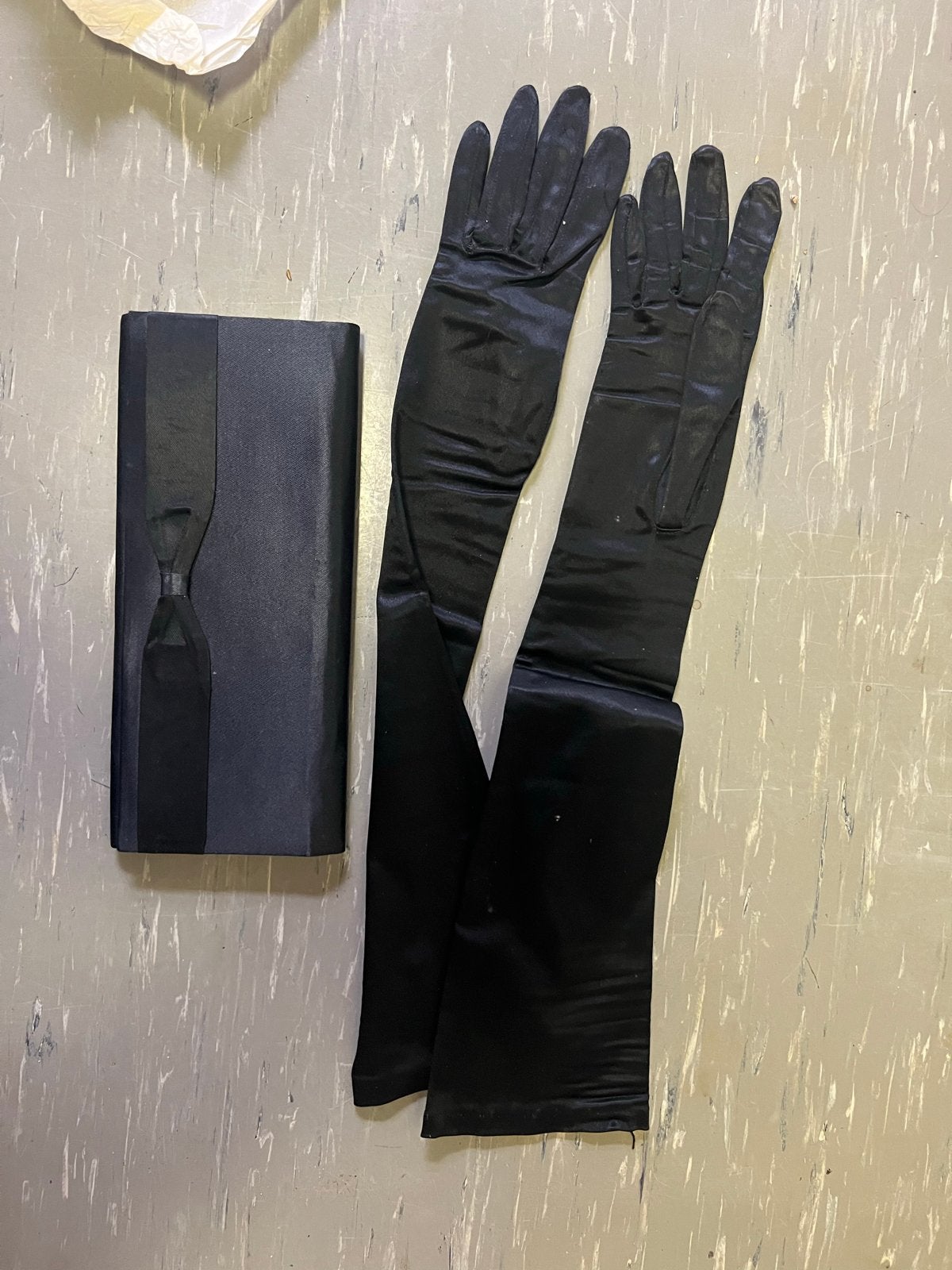 Elegante zwarte avondhandschoenen en clutch, Ophalen of Verzenden, Gedragen