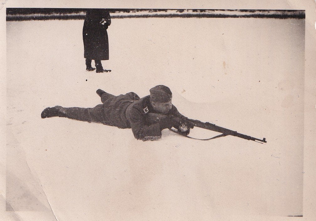 Duitse Soldaat op Wacht met Kar98k, Foto, Ophalen of Verzenden, Zo goed als nieuw, Voor 1940