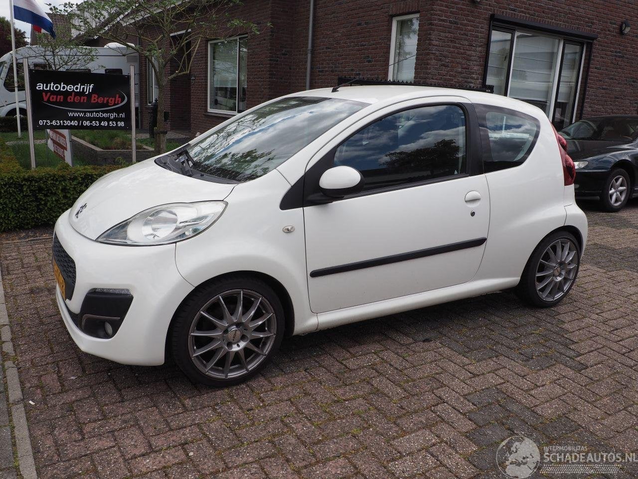 Peugeot 107 1.0 Active (bj 2012), Webaccessibility@stellantis.com, Stellantis N.V., Wit, Handgeschakeld