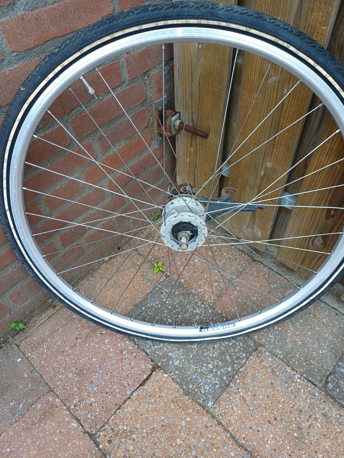28 inch gazelle voorwiel met naafdynamo en rollerbrakes, Fietsen en Brommers, Fietsonderdelen, Ophalen