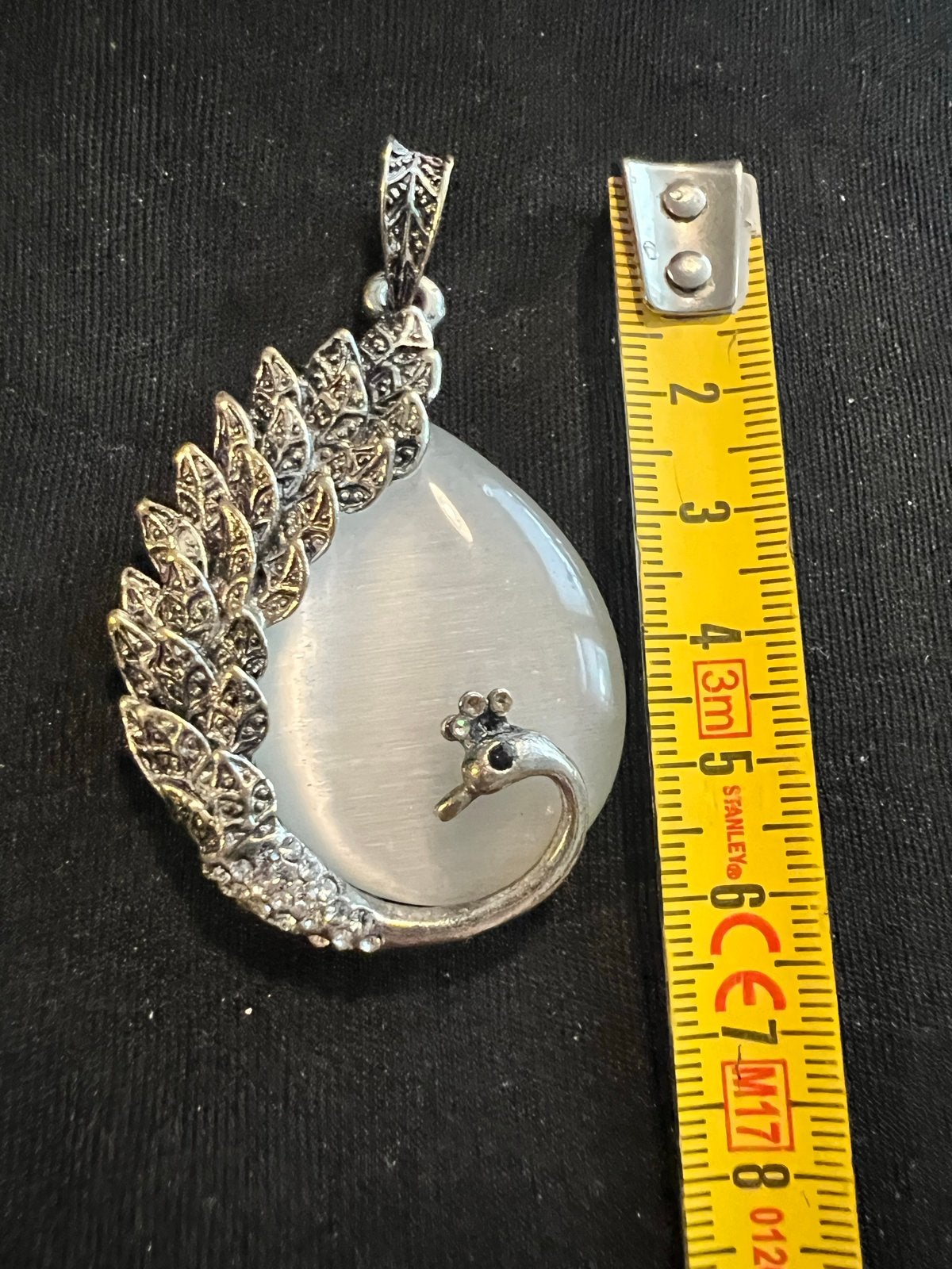 Zwaan hanger met glanzende maan steen en strass, Overige materialen, Gebruikt, Ophalen of Verzenden, Zilver