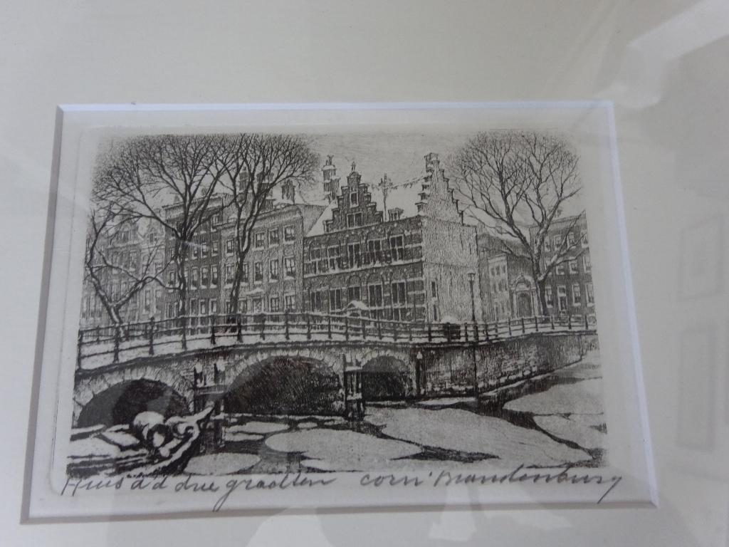 Cornelis Brandenburg - Amsterdam - Huis a/d drie grachten, Antiek en Kunst, Kunst | Etsen en Gravures, Ingelijst, 28 cm, Ets, Stadsgezicht