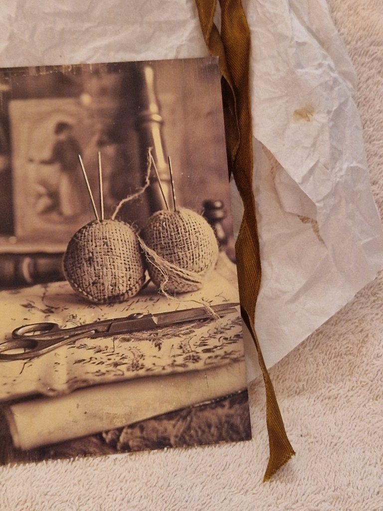 Ansichtkaart/oude foto. "Twee speldenkussens/jute- schaar"., Verzenden, Nieuw, Papier/karton