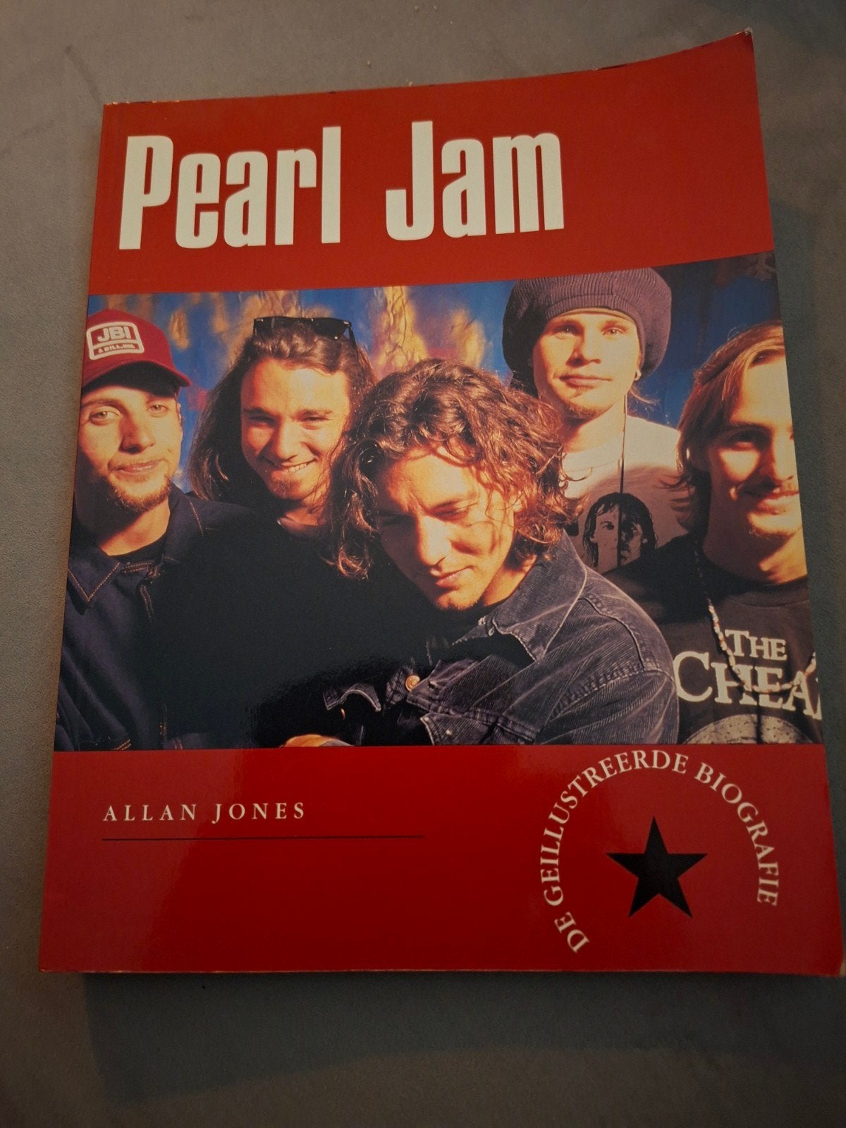 Pearl Jam: De Geïllustreerde Biografie - Allan Jones, Ophalen of Verzenden, Gelezen, Artiest, Allan Jones