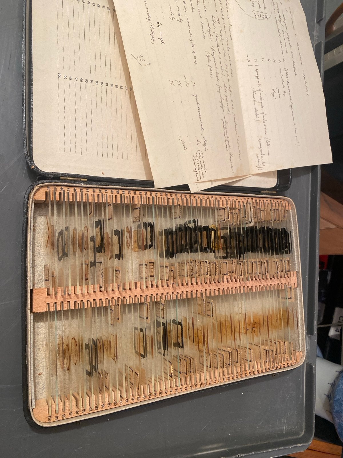 Antieke microscoopglaasjes met preparaten in doos, Antiek en Kunst, Ophalen of Verzenden