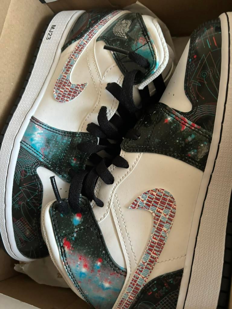 Air jordan mid, Ophalen of Verzenden, Zo goed als nieuw, Schoenen