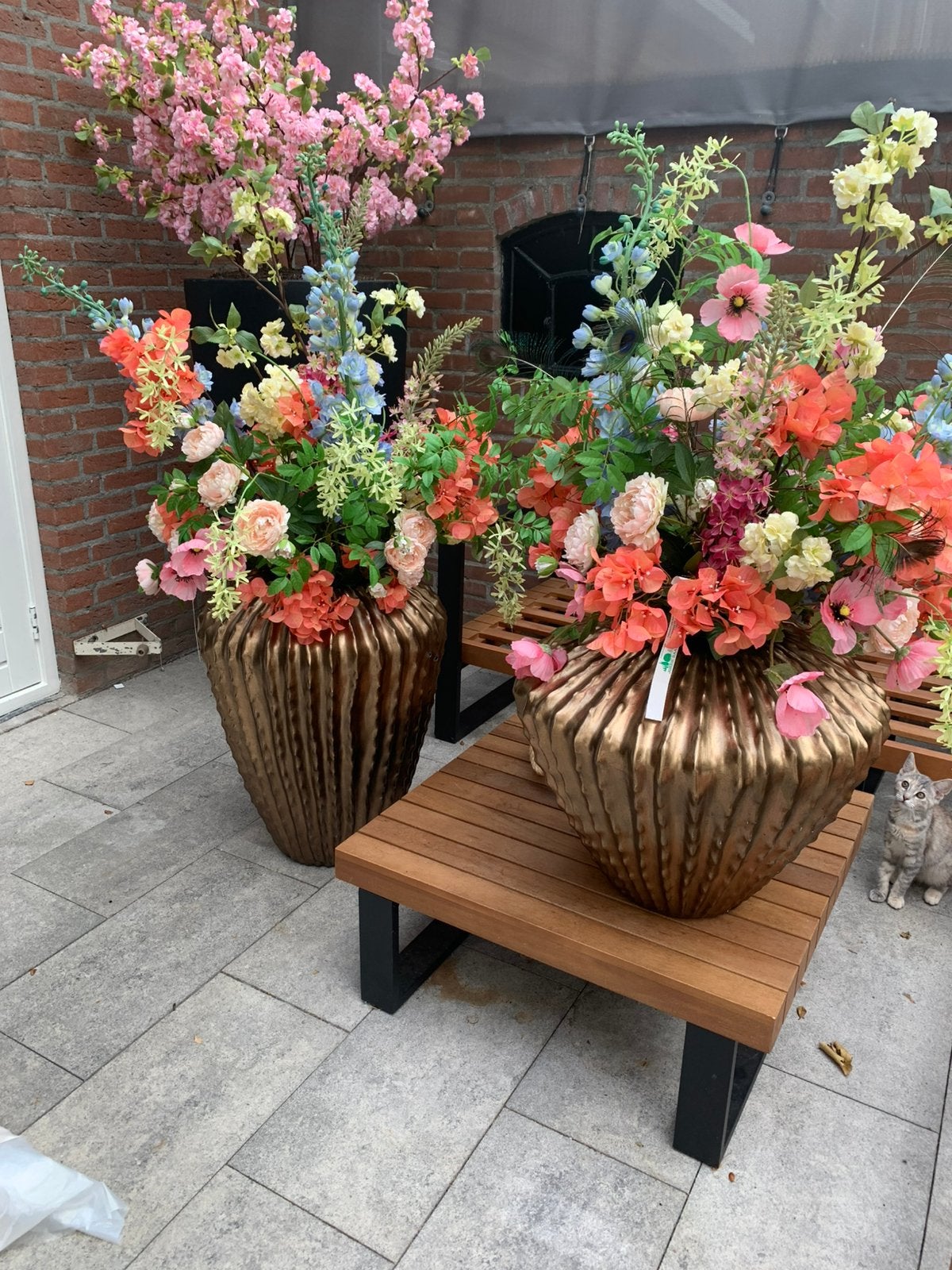 Grote vaas met zijden bloemen, Gebruikt, Inclusief decoratie, Ophalen of Verzenden, Metaal