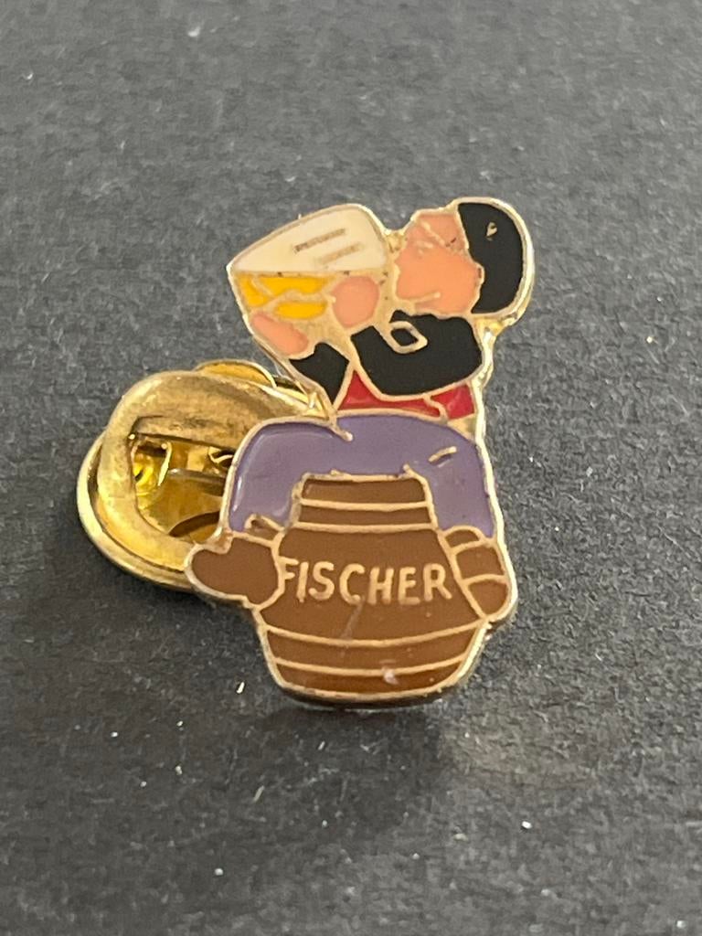 Vintage Fischer Bier Pin - Man op Biervat, Verzamelen, Ophalen of Verzenden, Gebruikt, Reclamebord, Plaat of Schild, Overige merken