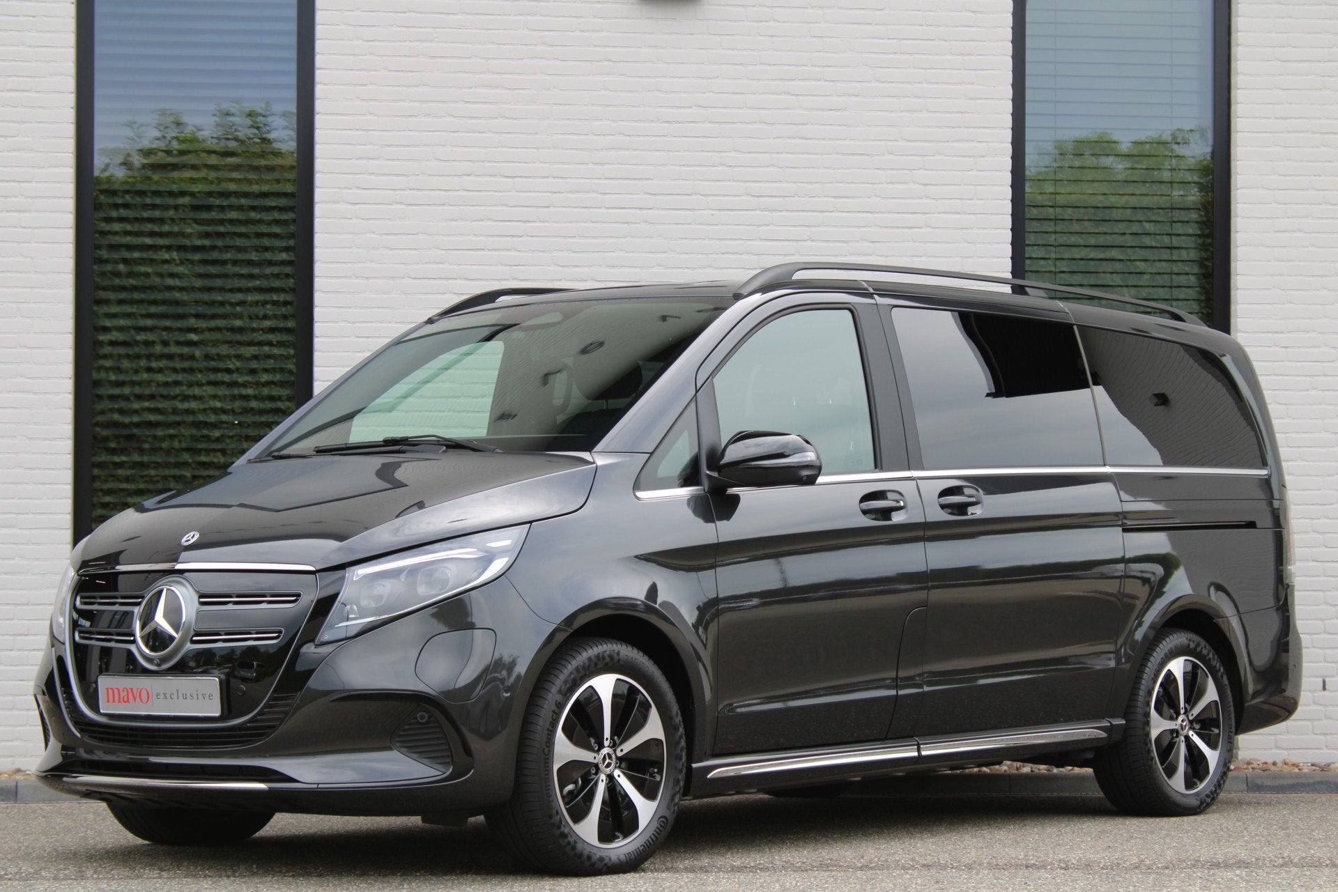 Mercedes-Benz EQV 300 L2 / AMG / Luchtvering / 7-Persoons /, Auto's, Bestelauto's, Gebruikt, Met garantie (alle), 2535 kg, 7 stoelen