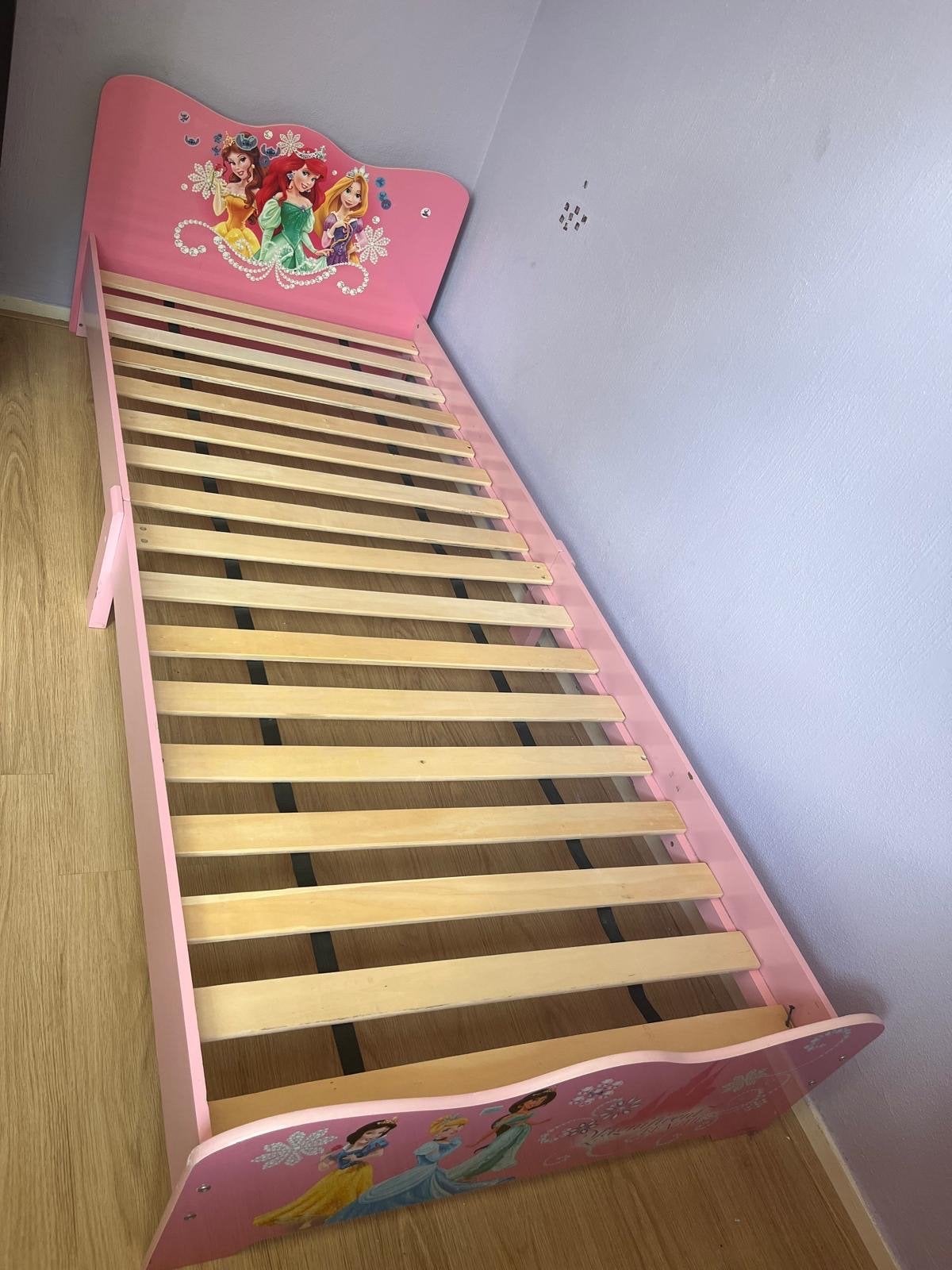 Disney Prinsessen Peuterbed met Lattenbodem en Matras, Kinderen en Baby's, Kinderkamer | Bedden, Ophalen, Gebruikt, 70 tot 85 cm