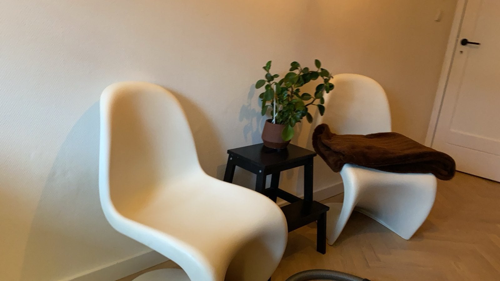 Twee witte Verner Panton Vitra stoelen (S-chair), Huis en Inrichting, Ophalen, Kunststof, Wit, Zo goed als nieuw