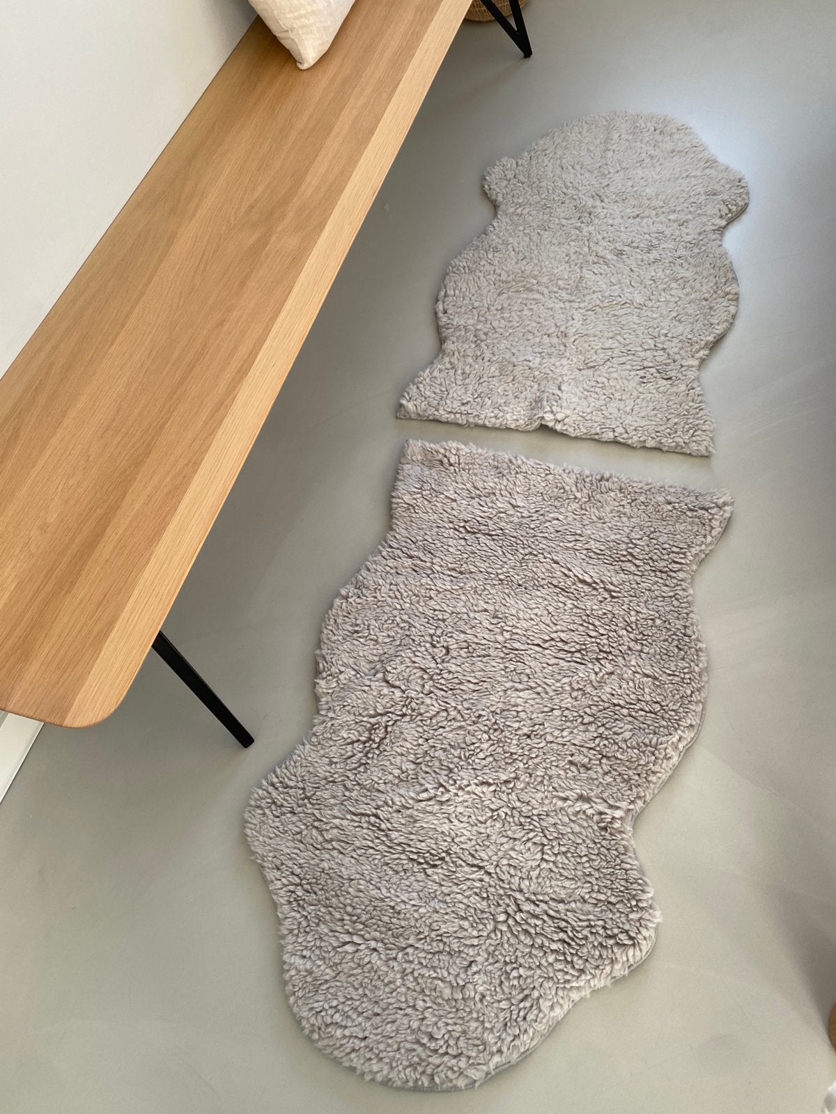 Ikea schapenvachtjes lichtgrijs 2 stuks, Ophalen, Zo goed als nieuw
