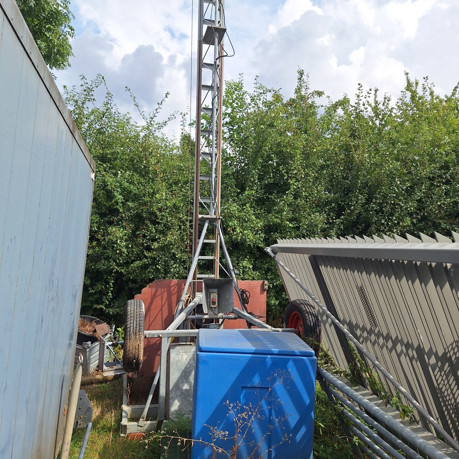 bouwlift met kapotte moter, Doe-het-zelf en Verbouw, Compressors, 100 liter of meer, Ophalen of Verzenden, Gebruikt, Minder dan 200 liter/min