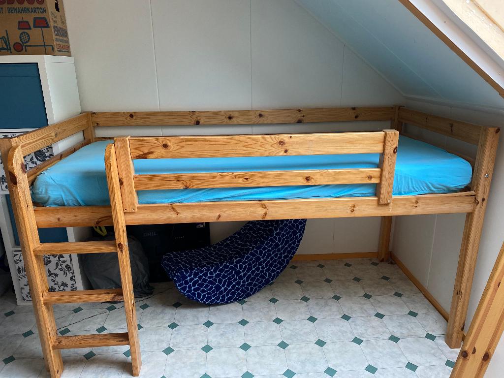 halfhoogslaper + glijbaan 90x200 cm grenen met goed matras, Kinderen en Baby's, Kinderkamer | Stapelbedden en Hoogslapers, Ophalen