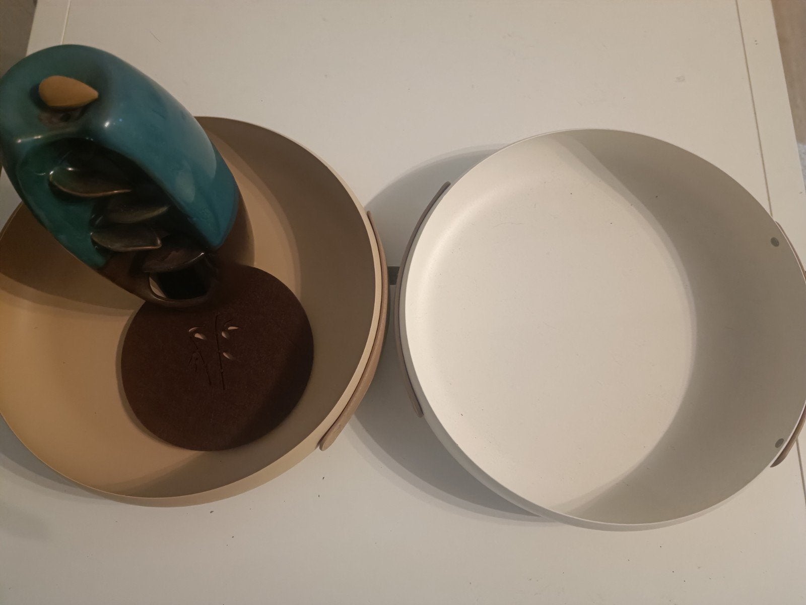Set van 2 ronde schalen, beige en wit, met handvatten, Ophalen of Verzenden