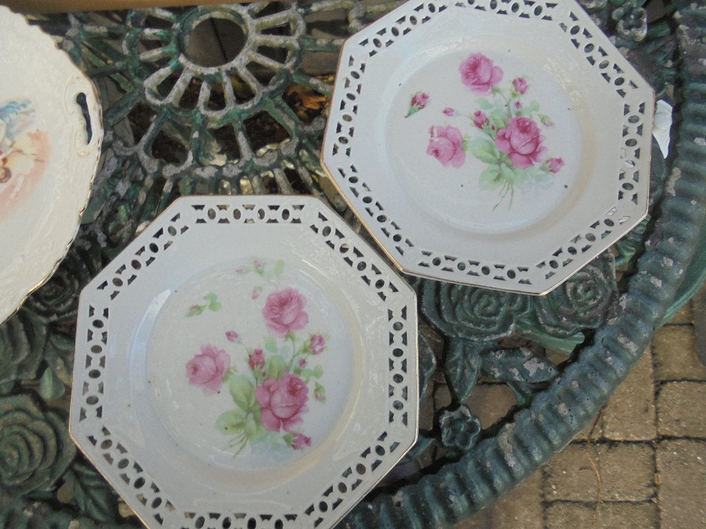2 x Bordje met roze roosjes en opgewerkte / ajour rand, Ophalen of Verzenden